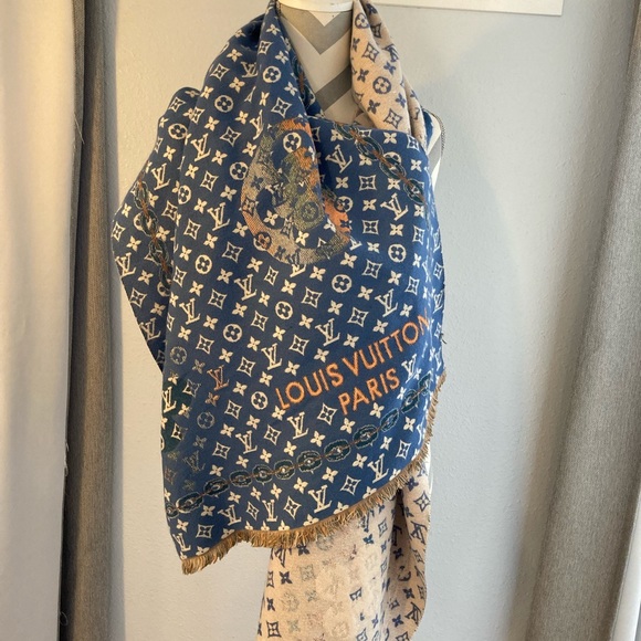 Louis Vuitton Monogram Wrap/Shawl, OS - Picture 8 of 9
